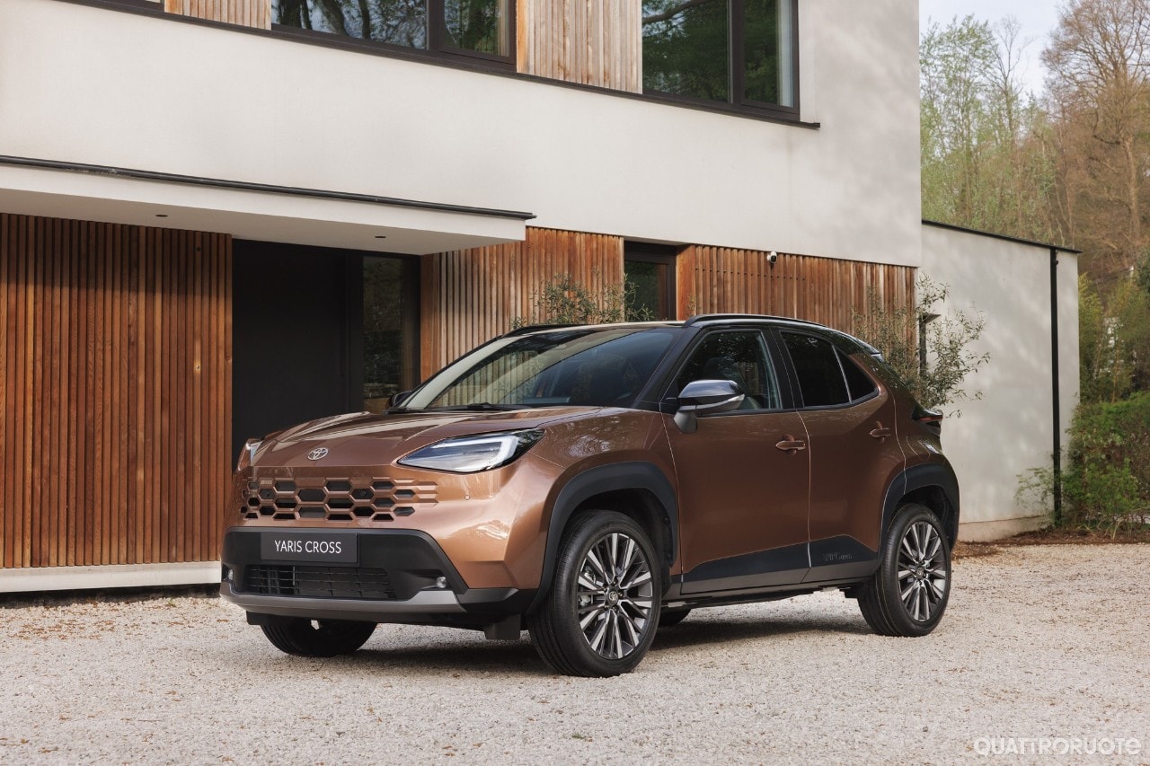 Toyota Yaris Cross 2026, il nuovo frontale è un alveare: ecco come cambia col restyling